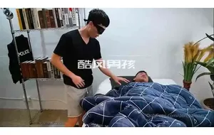 偷偷爬上室友床被无T干身寸 | 视频