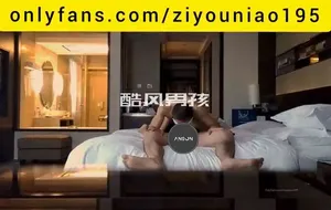 自由鸟跟已婚粗腿男阿雄 | 视频