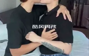 两个韩国纹身帅哥一起飞 | 视频