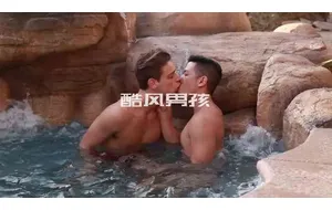 亚裔小哥床上运动 | 视频