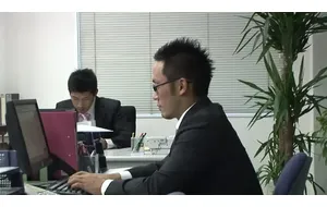 两个西装男办公室 | 视频