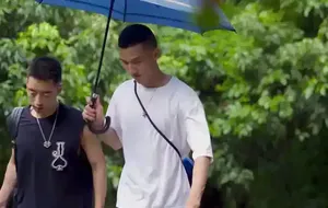 八块腹肌雨后公园 | 视频