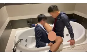 新鲜社畜-和同事浴室无T开淦 | 视频